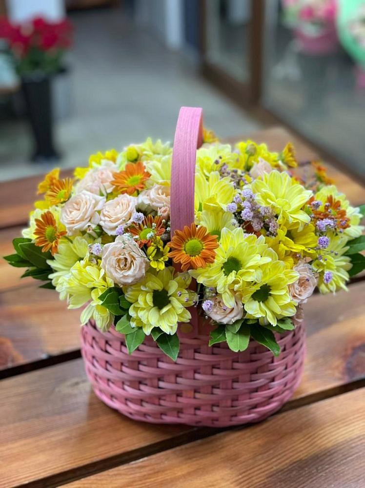 Цветочная композиция из Хризантемы и Розы в корзине в Ставрополе