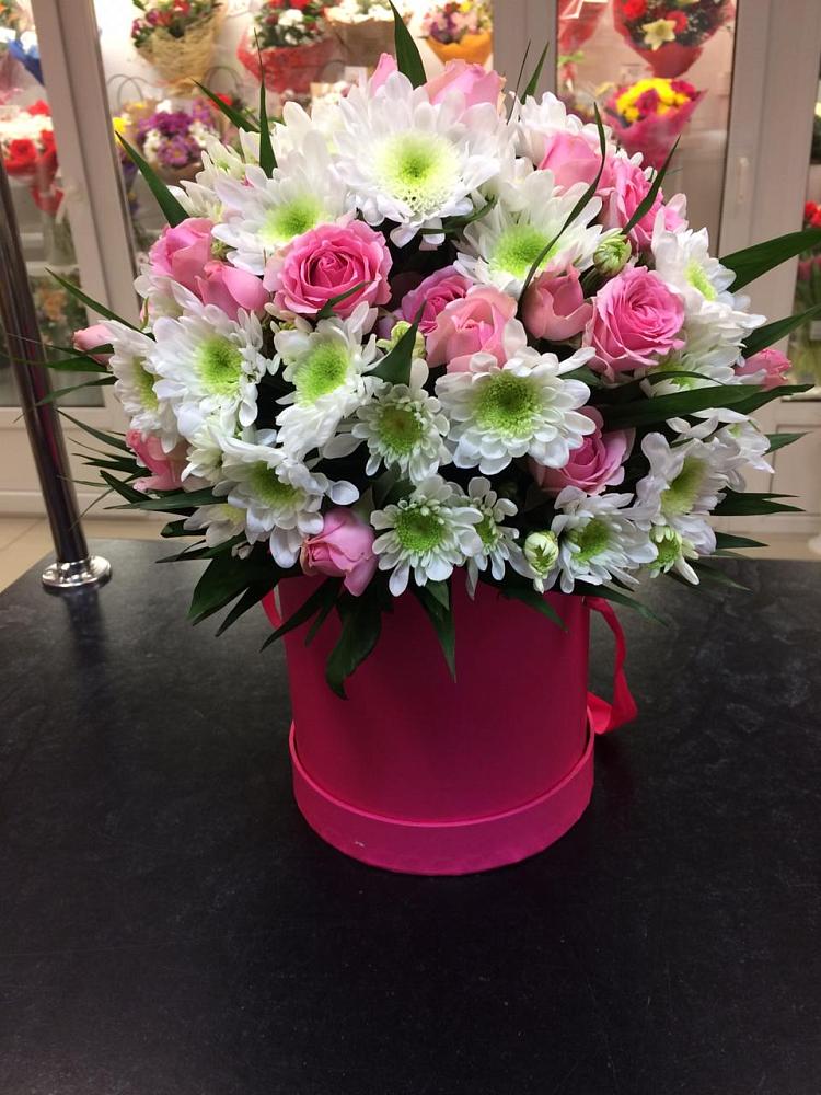 Цветочная композиция из Розы и Хризантемы в шляпной коробке в Ставрополе