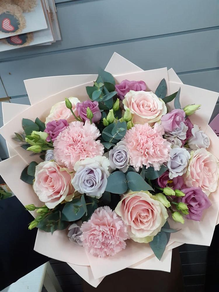 Букет цветов из: Розы, Гвоздики и Лизиантусы в Ставрополе