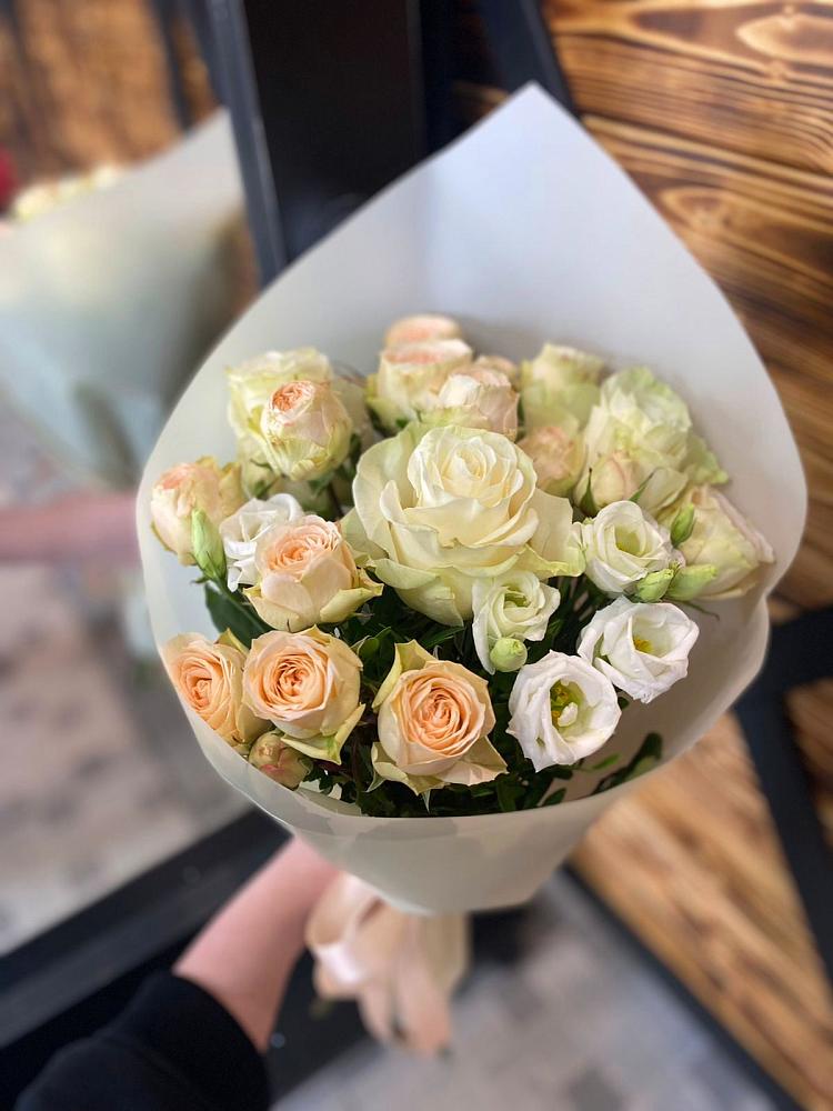 Букет цветов из: Розы и Лизиантусы в Ставрополе